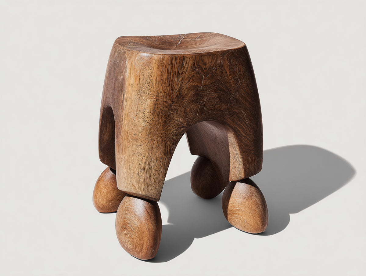 Pedale scultoreo in legno massello 42×38×47 cm – marrone naturale – seduta concava con piedi arrotondati per soggiorno