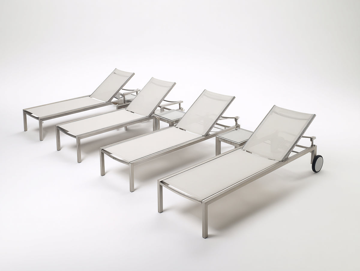 Set Poltrona Reclinabile in metallo e textilene 198×64×98 cm – bianco avorio e argento – 4 lettini con 3 tavolini per terrazza